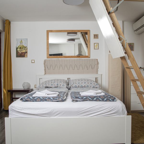 apartman padláslépcso